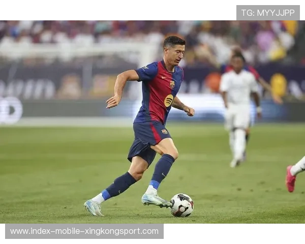 莱万屡次抢断反推，让拜仁进攻更具冲击性