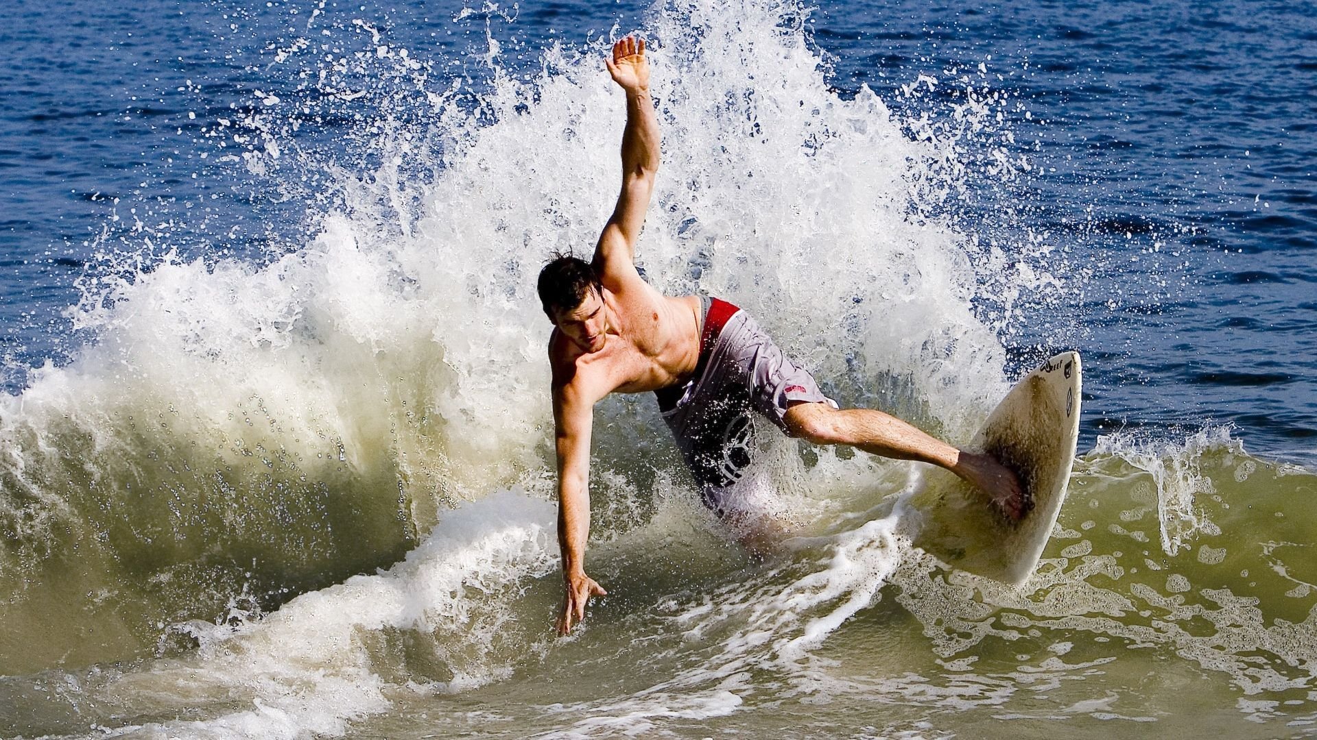 2026年世界冲浪锦标赛 巨浪考验顶尖冲浪手 勇者登顶